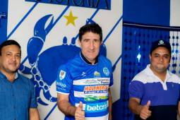 Héctor Vargas fue presentado junto al presidente del Victoria, Javier Cruz, en la sede del club ceibeño. FOTO: Cortesía