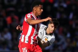 Antony Lozano debutó con el Almería en la caída contra Valencia en Mestalla y su club sigue sin poder despegar.