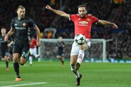 Manchester United's Spanish midfielder Juan Mata (R) controls the ball during the UEFA Champions League Group A football match between Manchester United and CSKA Moscow at Old Trafford in Manchester, north west England on December 5, 2017. / AFP PHOTO / Oli SCARFF