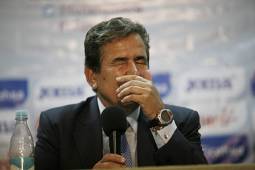 El técnico colombiano dirigirá a su equipo esta tarde y luego viajará al sepelio de su señor padre.