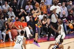 Devin Booker comandó la victoria de los Phoenix Suns ante Milwaukee en el juego dos de las Finales de NBA el jueves.