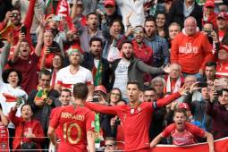 Portugal's forward Cristiano Ronaldo (R) celebrates after scoring a goal during the UEFA Nations League semi-final football match between Portugal and Switzerland at the Dragao stadium in Porto on June 5, 2019. (Photo by MIGUEL RIOPA / AFP)