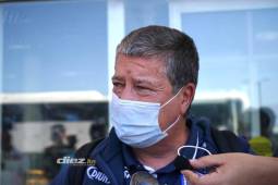 El entrenador ‘Bolillo’ Gómez durante su llegada al Aeropuerto Internacional Ramó Villeda Morales. Foto: Mauricio Ayala.