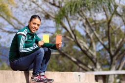 La árbitra hondureña Melissa Pastrana hizo historia al dirigir en una Copa del Mundo Femenina.