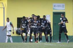 Celebración de la plantilla de Honduras Progreso tras anotación de Selvin Guevara.