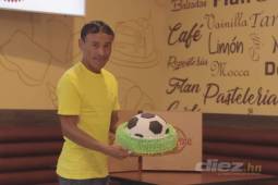 Javier Portillo posa para el lente de DIEZ junto al pastel que le obsequió como detalle La Sabrosa.