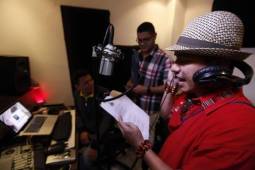 Daddy C y Anthony Campbell mientras grababan el rap dedicado a Carlos Pavón. FOTO Neptalí Romero