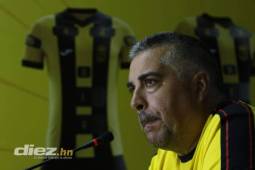 El DT de Real España, Ramiro Martínez durante la conferencia de prensa de este martes en San Pedro Sula. Foto: Neptalí Romero.