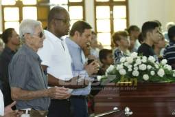Gilberto Yearwood durante el velatorio del DT, Hernán García. Foto: Neptalí Romero.