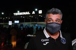 Diego Vázquez captado por el lente de DIEZ en su llegada al aeropuerto Ramón Villeda Morales. Foto: Yoseph Amaya.