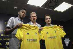 Antony Lozano durante el momento de su presentación con el Cádiz de la Primera División de España.