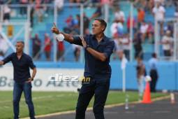 Hernán Medina dirigiendo a Motagua durante la semifinal de vuelta ante Olimpia en el Estadio Chelato Uclés.