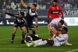 Donatien Gomis y Alberth Elis sufrieron un fuerte choque de cabezas y el hondureño se llevó la peor parte.