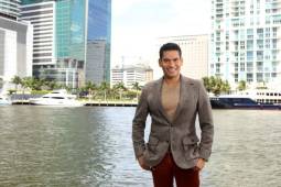 Ismael Cala, periodista de CNN, salió en 1998 de Cuba hacia Toronto para estudiar, tenía apenas 16 años, pero decidió no regresar a Cuba. Le tocó como todo inmigrante al principio trabajar como mesero, pedir limosna, estar en iglesias pidiendo ayuda.