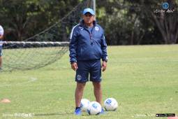 César “Nene” Obando dirigiendo en uno de sus entrenamientos con el Motagua.
