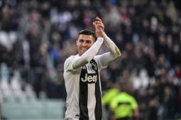 Juventus' Portuguese forward Cristiano Ronaldo celebrates at the end of the Italian Serie A football match Juventus vs Sampdoria on December 29, 2018 at the Juventus stadium in Turin. (Photo by Marco BERTORELLO / AFP)