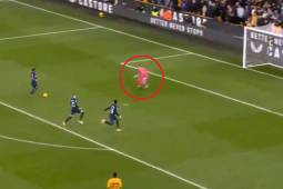 Sterling decidió termina la jugada cuando tenía a dos compañeros completamente solos para anotar.