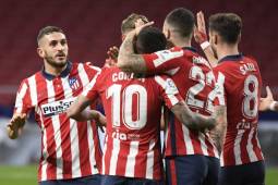 Atletico Madrid's players celebrate at the end of the Spanish League football match between Atletico Madrid and Getafe at the Wanda Metropolitano stadium in Madrid on December 30, 2020. (Photo by OSCAR DEL POZO / AFP)