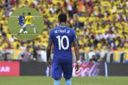 Brazil's Neymar walks during the 2018 World Cup qualifier football match against Colombia in Barranquilla, Colombia, on September 5, 2017. / AFP PHOTO / Luis ACOSTA