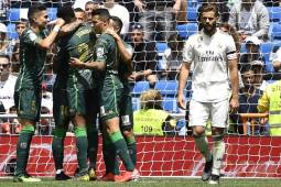 Real Madrid's Spanish defender Nacho Fernandez (R) reacts as Real Betis' players celebrate their second goal during the Spanish League football match between Real Madrid and Real Betis at the Santiago Bernabeu stadium in Madrid on May 19, 2019. (Photo by PIERRE-PHILIPPE MARCOU / AFP)