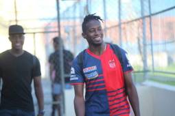 Carlos Bernárdez llegando al entrenamiento del Vida en el estadio Ceibeño.