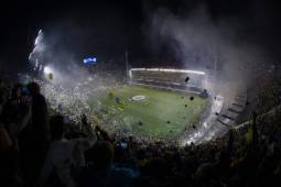 El superclásico, que debía definir el pase a cuartos de final de la Libertadores, fue suspendido anoche por una agresión de hinchas de Boca con gases o líquidos irritantes. Foto AFP