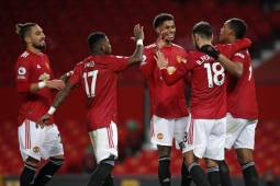 Manchester United's Portuguese midfielder Bruno Fernandes (2nd R) celebrates with teammates after scoring their sixth goal from the penalty spot during the English Premier League football match between Manchester United and Leeds United at Old Trafford in Manchester, north west England, on December 20, 2020. (Photo by Clive Brunskill / POOL / AFP) / RESTRICTED TO EDITORIAL USE. No use with unauthorized audio, video, data, fixture lists, club/league logos or 'live' services. Online in-match use limited to 120 images. An additional 40 images may be used in extra time. No video emulation. Social media in-match use limited to 120 images. An additional 40 images may be used in extra time. No use in betting publications, games or single club/league/player publications. /