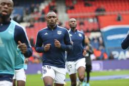 Alberth Elis durante el calentamiento previo al encuentro ante PSG.