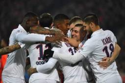 Plantilla de PSG celebra anotación de Neymar ante Lille.