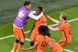 Denzel Dumfries anotó el gol del triunfo para Holanda ante Ucrania en su debut en la Eurocopa en Amsterdan.