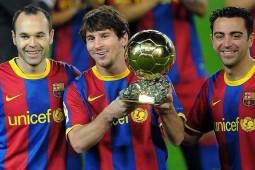 Messi posando en el Camp Nou con el Balón de Oro que ganó en 2010 y acompañado de Iniesta y Xavi.