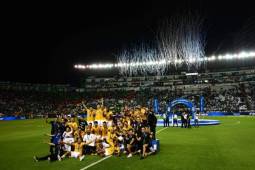 Tigres' players celebrate with the trophy after winning the final match against Leon and the 2019 Mexican Clausura tournament at the Leon stadium on May 26, 2019, in Leon state of Guanajuato, Mexico. (Photo by PEDRO PARDO / AFP)