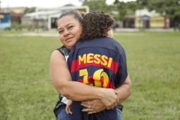 Messi junto a su orgullosa madre, quien trabaja como anestesióloga en el Seguro Social.