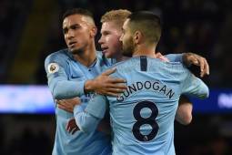 Manchester City's Belgian midfielder Kevin De Bruyne (C) celebrates with teammates after his cross is deflected in for their third goal during the English Premier League football match between Manchester City and Wolverhampton Wanderers at the Etihad Stadium in Manchester, north west England, on January 14, 2019. (Photo by Paul ELLIS / AFP) / RESTRICTED TO EDITORIAL USE. No use with unauthorized audio, video, data, fixture lists, club/league logos or 'live' services. Online in-match use limited to 120 images. An additional 40 images may be used in extra time. No video emulation. Social media in-match use limited to 120 images. An additional 40 images may be used in extra time. No use in betting publications, games or single club/league/player publications. /