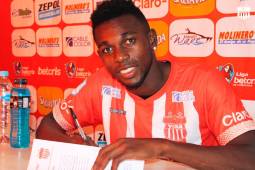 Carlos Fernández firmando su contrato con el Vida en la Primera División de Honduras. Foto cortesía Vida.