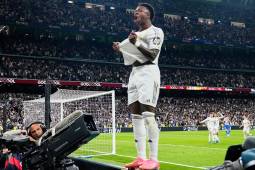 Real Madrid acabó jugando con 10 y derrota al Atlético en un polémico derbi; Vinicius hizo doblete