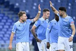 Lazio's Italian forward Ciro Immobile (L) celebrates with Lazio's Dutch defender Wesley Hoedt after scoring during the Italian Serie A football match Lazio Rome vs Fiorentina on January 6, 2021 at the Olympic stadium in Rome. (Photo by Alberto PIZZOLI / AFP)