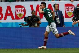 MUN09-104. MOSCÚ (RUSIA), 17/06/2018.- El delantero mexicano Hirving 'Chucky' Lozano celebra tras marcar el 1-0 durante el partido Alemania-México, del Grupo F del Mundial de Fútbol de Rusia 2018, en el Estadio Luzhniki, Rusia, hoy 17 de junio de 2018 (RUSSIA SOCCER FIFA WORLD CUP, Germany, Mexico, Moscow). EFE/Alberto Estévez [ATENCIÓN EDITORES: Sólo Uso editorial. Prohibido su uso en referencia con entidad comercial alguna. Prohibido su uso en alertas, descargas o mensajería multimedia en móviles. Las imágenes deberán aparecer como fotografías congeladas y no podrán emular la acción del juego mediante secuencias o fotomontajes. Ninguna imagen publicada podrá ser alterada, mediante texto o imagen superpuesta, en el caso de que (a) intencionalmente oculte o elimine el logotipo de un patrocinador o (b) añada y/o cubra la identificación comercial de terceras partes que no esté oficialmente asociada con la Copa Mundial de la FIFA.]
