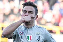 Juventus' Argentine forward Paulo Dybala celebrates after opening the scoring during the Italian Serie A football match Bologna vs Juventus on February 24, 2019 at the Renato-Dall'Ara stadium in Bologna. (Photo by Tiziana FABI / AFP)