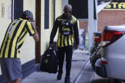 Kevin Álvarez en el momento de su llegada a la sede de Real España. Foto Mauricio Ayala.