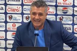 Diego Vázquez en la rueda de prensa posterior tras el triunfo de Motagua sobre Vida.