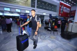 Bryan Moya en su salida rumbo a Venezuela desde el Aeropuerto Ramón Villeda Morales. Foto: Moisés Valenzuela.