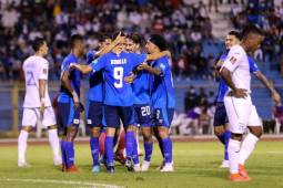 Futbolistas de El Salvador celebrando su anotación ante Honduras. Foto: AFP