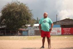 Raymundo Acosta remembró junto a DIEZ el pasaje de su hijo en la cancha de tierra de la colonia Sierra Pina en La Ceiba. Allí hizo sus pininos como futbolista. Es el único recuerdo en imagen que tiene antes del disparo. Foto: Edgar Witty