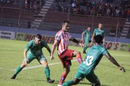 Ángel Rodríguez controla el balón ante la marca de los futbolista de Marathón. Foto: Samuel Zelaya