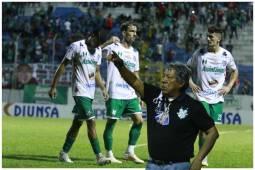 Ramón Enrique Maradiaga dirigiendo uno de sus encuentros con el Platense en la Liga Nacional de Honduras.