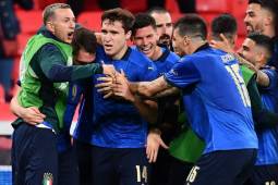 Italy's midfielder Federico Chiesa celebrates scoring the team's first goal during extra-time in the UEFA EURO 2020 round of 16 football match between Italy and Austria at Wembley Stadium in London on June 26, 2021. (Photo by Ben STANSALL / POOL / AFP)