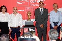 La Copa del Mundo llegó a Honduras: el francés David Trezeguet presentó el trofeo más codiciado en San Pedro Sula
