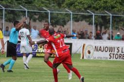 Jamal Charles corre a celebrar su anotación ante Real España. Foto: Samuel Zelaya
