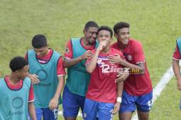 Futbolistas de Costa Rica celebran una de sus anotaciones ante Trinidad y Tobago.